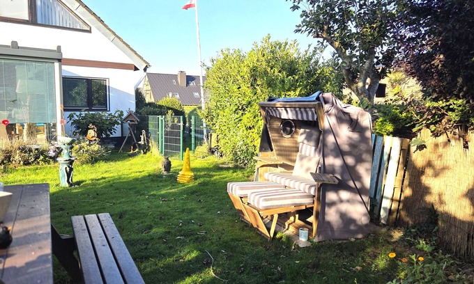 Schoenhagen House | Comfortable vacation home Baltic Sea oasis with garden, winter garden and beach proximity, dog