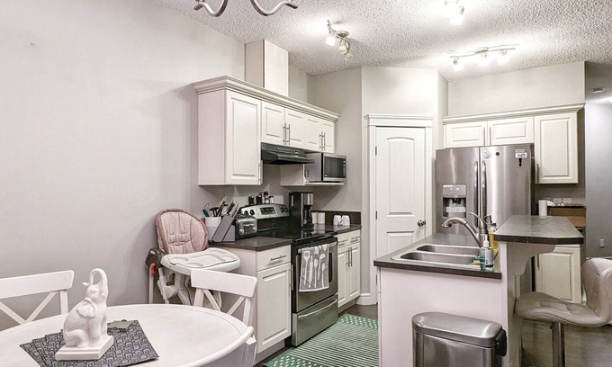 Southwest Edmonton House | Comfy home in Southwest Edmonton with KING bed