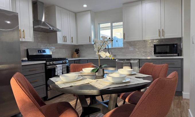 Mission Hills House | Comfy Pet-Friendly Ranch – Your Home Away from Home