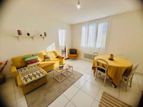 Amelie-les-Bains-Palalda Apartment | Confortable F3 à Amélie-les-Bains avec Parking Facile et WIFI, proche du Centre et des Cures - FR-1-703-187