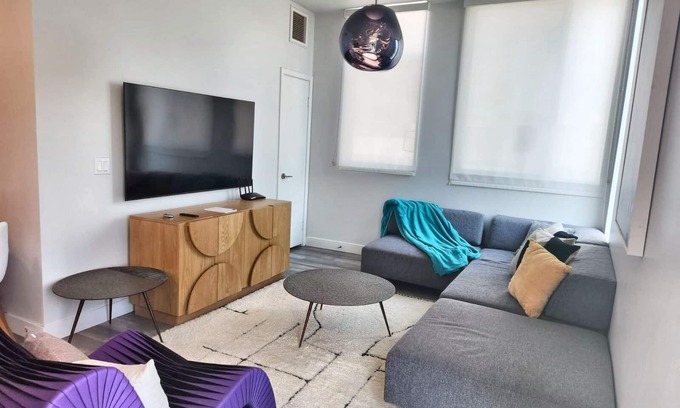 Fairfax District Hotel | Contemporary 1BR Hollywood Haven on Spaulding Ave – Complimentary WiFi & Parking
