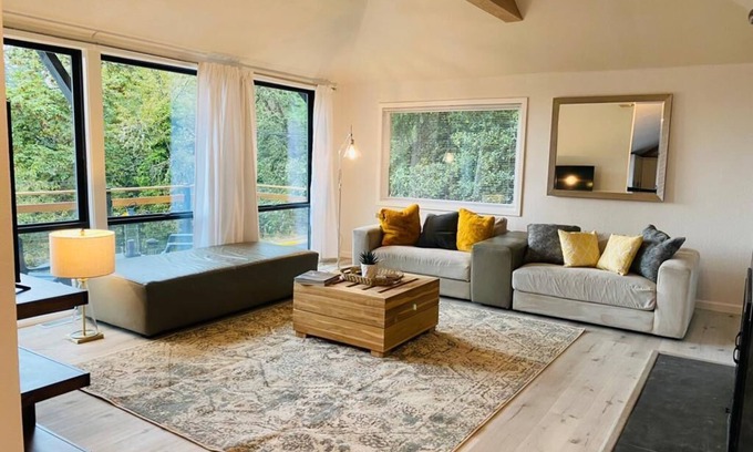 South Hills House | Contemporary 3bedroom/2 bathroom house close to UO