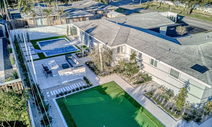 South Corals House | Contemporary gem near the beach with private heated pool & putting green