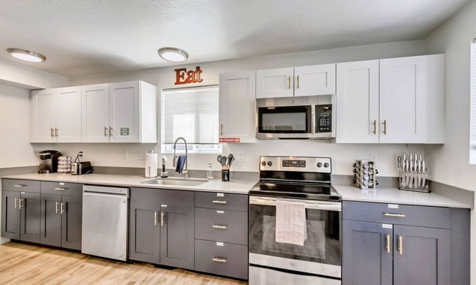 Sugar House Apartment | Convenient 2BR Apt w Covered Parking SLC