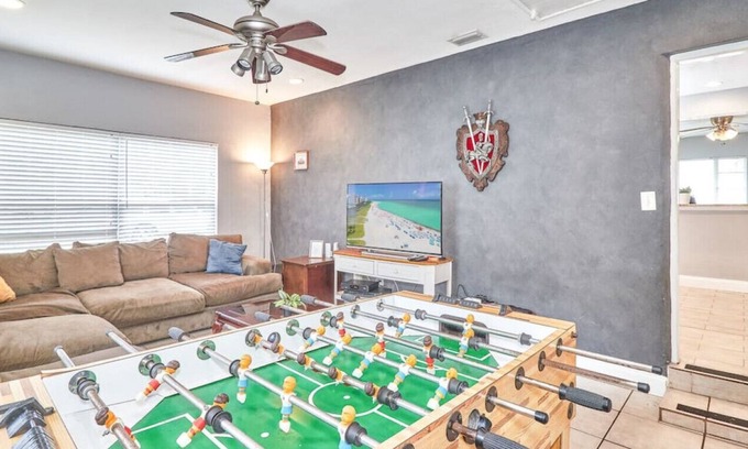 Riverside Heights House | Convenient 3br w/ kitchen Game Room, Fenced Yard!