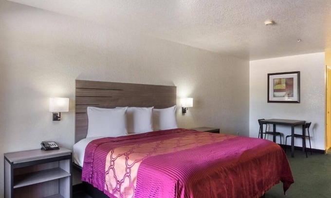 San Antonio Hotel | Convenient Unit Near SeaWorld and Six Flags with Parking