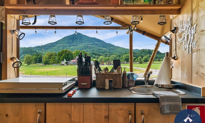 Wears Valley RV Rental | Conveniently near GSMNP|Heat|AC|WiFi located next to restaurant & shops