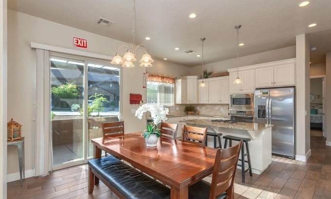 St. George House | Coral Ridge Resort 4246 COZY, BEAUTIFUL TOWNHOME WITH LOTS OF ADDITIONAL PARKING!