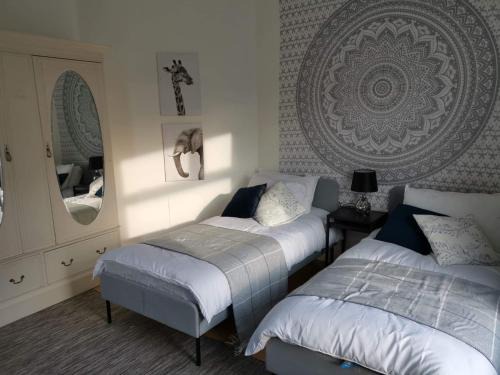 Reddish House | Corner House, Sleeps 8 in 4 Bedrooms, near train station, Great Value!