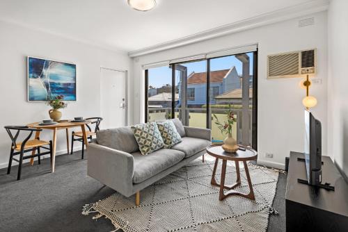 Elsternwick Apartment | Cosy 1-Bed Balcony Unit in Quiet Street by Shops