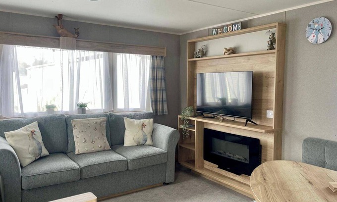 Ampney Crucis Cabin | Cosy 3 Bedroom Caravan in South Cerney