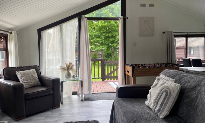 South Cerney Cabin | Cosy 3 Bedroom Wooden Lodge in South Cerney