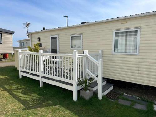 Kessingland Other | Cosy 6 Berth Caravan With Side Decking At Kessingland Beach, Suffolk Ref 90031Sv