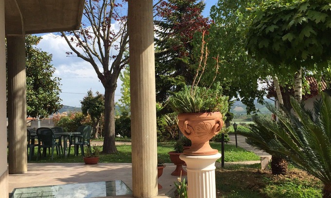 Roseto degli Abruzzi Villa | Cosy apartment in villa for 6 guests with WIFI, TV and patio
