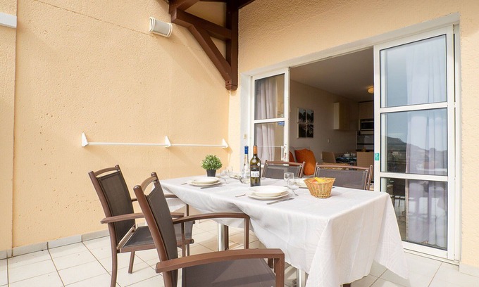 Le Dramont Apartment | Cosy apartment for 5 guests with WIFI, pool, TV and patio