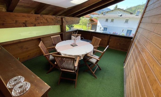 Prutz Apartment | Cosy apartment for 12 people with WIFI, TV, terrace and pets allowed
