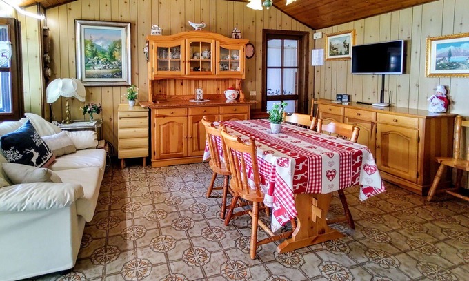 Peglio Apartment | Cosy apartment for 4 guests with WIFI, TV, terrace and pets allowed
