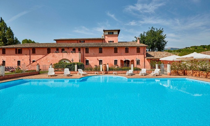 San Brizio Apartment | Cosy apartment for 4 people with pool, WIFI, TV, balcony and pets allowed, close to Spoleto