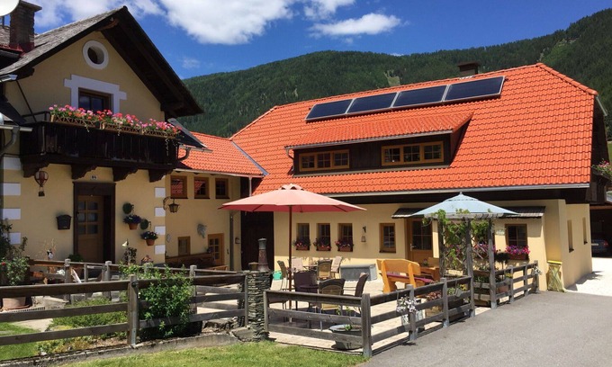 Gnesau Apartment | Cosy apartment for 5 guests with WIFI, hot tub, TV, patio, pets allowed and panoramic view