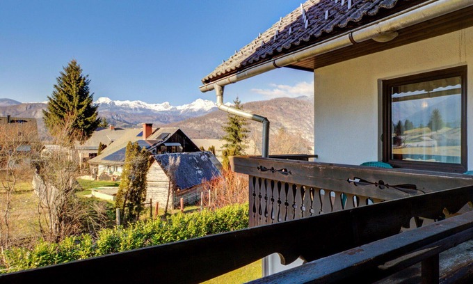 Bohinjska Bistrica Apartment | Cosy apartment for 5 guests with WIFI, TV, balcony, pets allowed and panoramic view