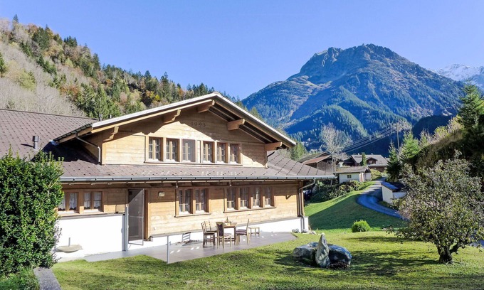 Gadmen Apartment | Cosy apartment for 5 guests with WIFI, TV, patio, pets allowed and panoramic view
