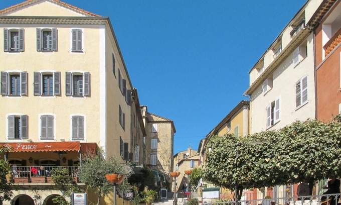 Fayence House | Cosy apartment in villa for 4 people with WIFI, A/C, pool, TV, patio and pets allowed
