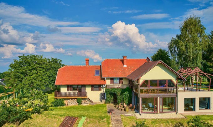 Ljutomer House | Cosy apartment in villa for 6 people with hot tub, WIFI, A/C, TV and patio