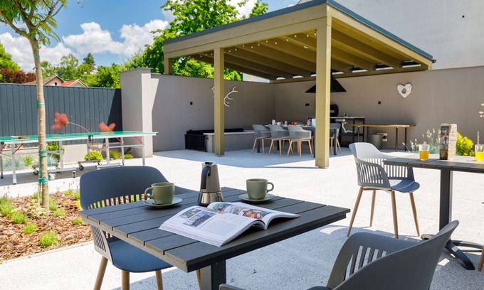Balatonszarszo House | Cosy apartment in villa for 12 people with A/C, WIFI, hot tub, TV and patio