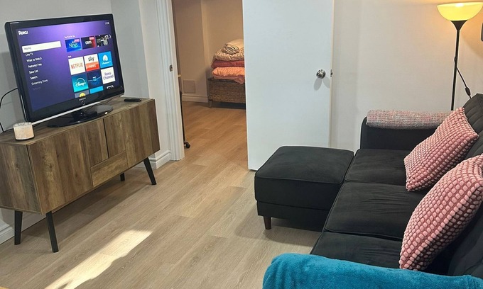 Upper Beaches Apartment | Cosy Apartment in Upper Beaches, Toronto
