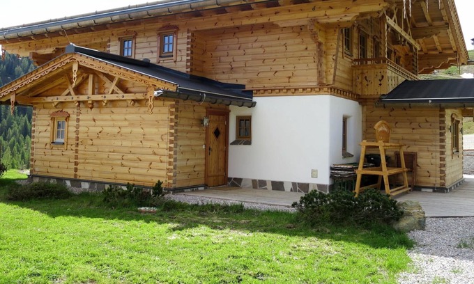 Forstau House | Cosy apartment in villa for 20 people with WIFI, TV, patio, pets allowed and parking