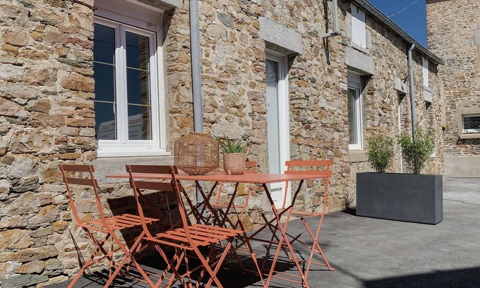 Pirou House | Cosy apartment in villa for 3 guests with WIFI, TV, terrace and pets allowed