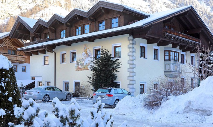 Huben Apartment | Cosy apartment near the ski bus to Sölden