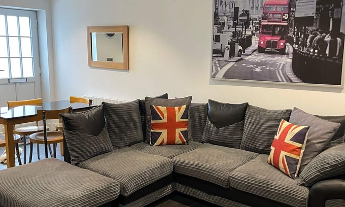 Sutton Apartment | Cosy Flat in Sutton with Parking free