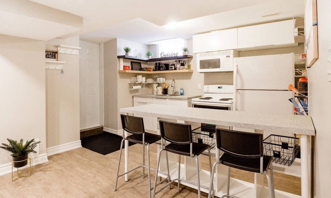 Lisgar Apartment | Cosy! Guest Suite Near HWY transit Shops & GO!