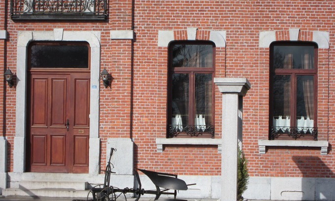 Couvin House | Cosy Holiday Home in Cul-des-Sarts with Terrace