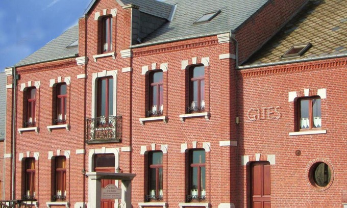 Couvin House | Cosy Holiday Home in Cul-des-Sarts with Terrace