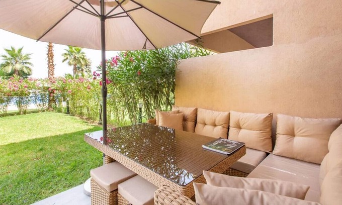 Menara Condo | Cosy - Jardin Privée - Vue Piscine - Wifi