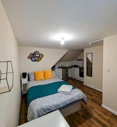 London Borough of Hounslow Apartment | Cosy Loft Studio in Town Centre