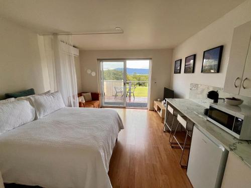 Gerroa House | Cosy Studio with valley views