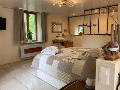 Saint-Ilpize Apartment | Cottage en bordure de rivière