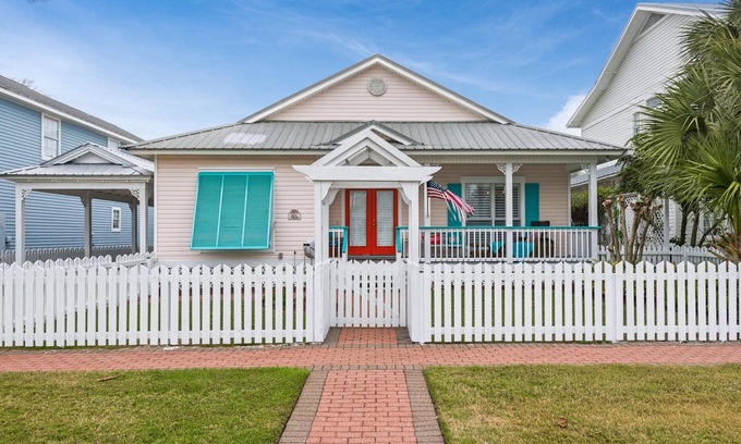 Crystal Shores House | Cottage Near Pool, Walk to Beach, Cafe, and Shopping