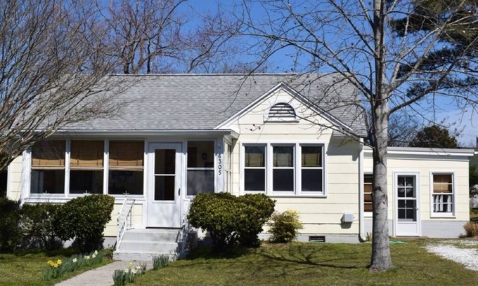 Chincoteague Cottage | Cottage on Cleveland- Adorable Cottage Walking Distance to Downtown