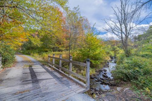 Damascus House | Cottage on Creeper Trail with Wide Open Acreage