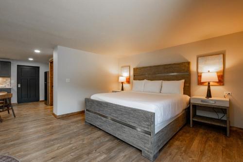 Thayerville House | Cove Creek Lodge 101 Poolside Executive King Suite