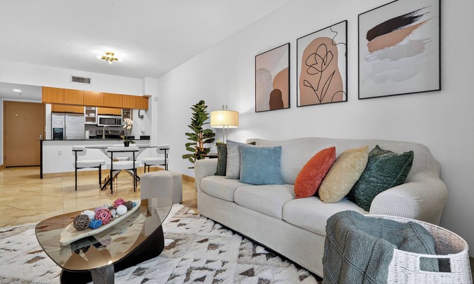 Wynwood Art District Condo | Cozy 1-bedroom Apartment with Stunning Bay View in Miami