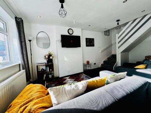 Oldham Apartment | Cozy 2 bed house oldham 10 miles to Manchester City centre wifi included