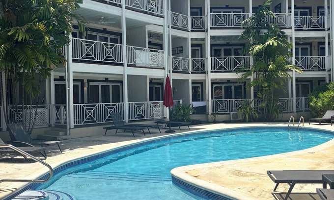 Weston Apartment | Cozy 2-bedroom apartment with AC, 5 min walk from beach