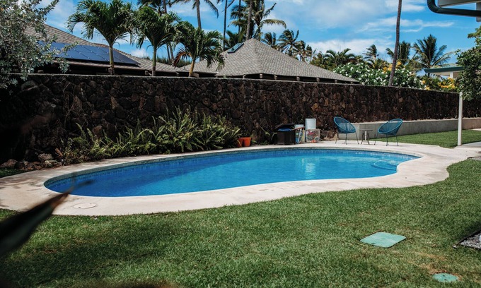 Kalama Tract Apartment | Cozy 2-bedroom apartment in charming Kailua with AC steps from the beach.