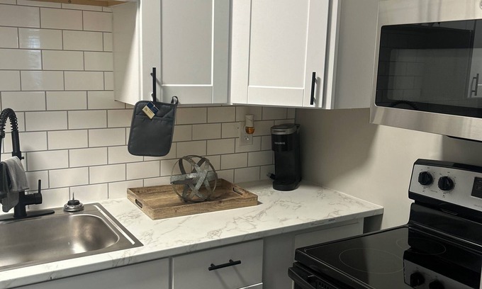 Avondale Apartment | Cozy 2-bedroom with WiFi & Off Street Parking. Near Zoo, Hospitals, Xavier, & UC