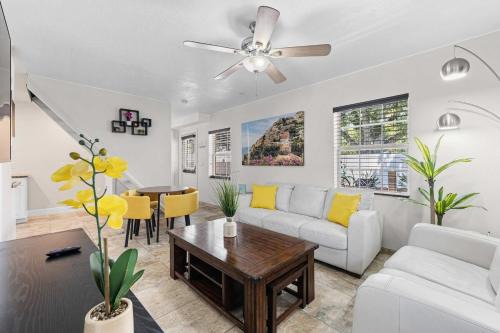 St. Petersburg - Clearwater House | Cozy 2BR - Beach & Trail - Bikes, Fire Pit